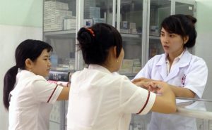 Nhân viên bán thuốc