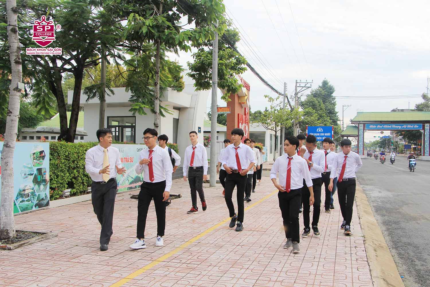 hon 500 km ve mien tay hanh trinh kien tap cua sinh vien huong dan du lich spc