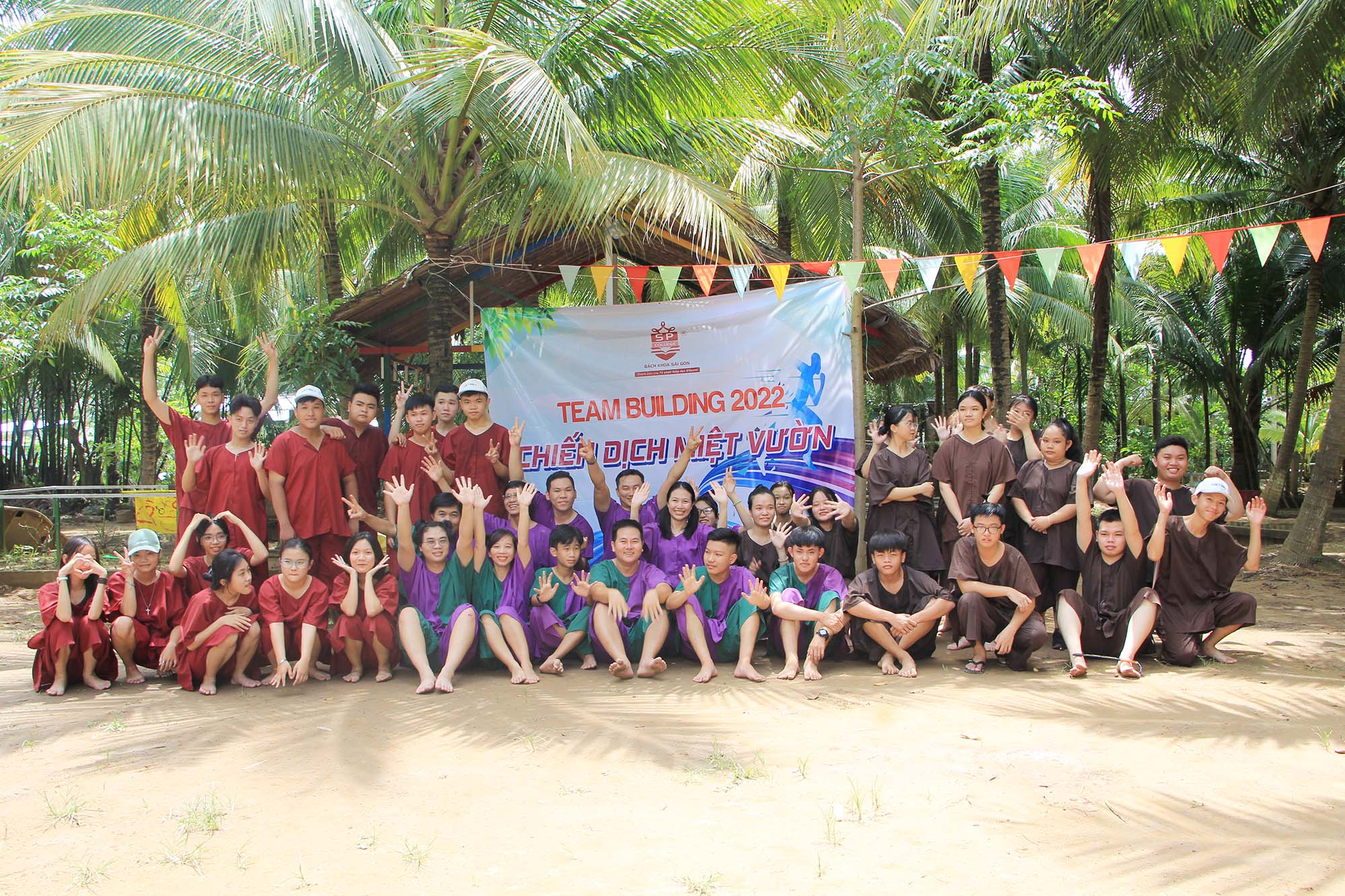 sinh vien bach khoa sai gon quay het minh voi chien dich miet vuon tai ben tre 8