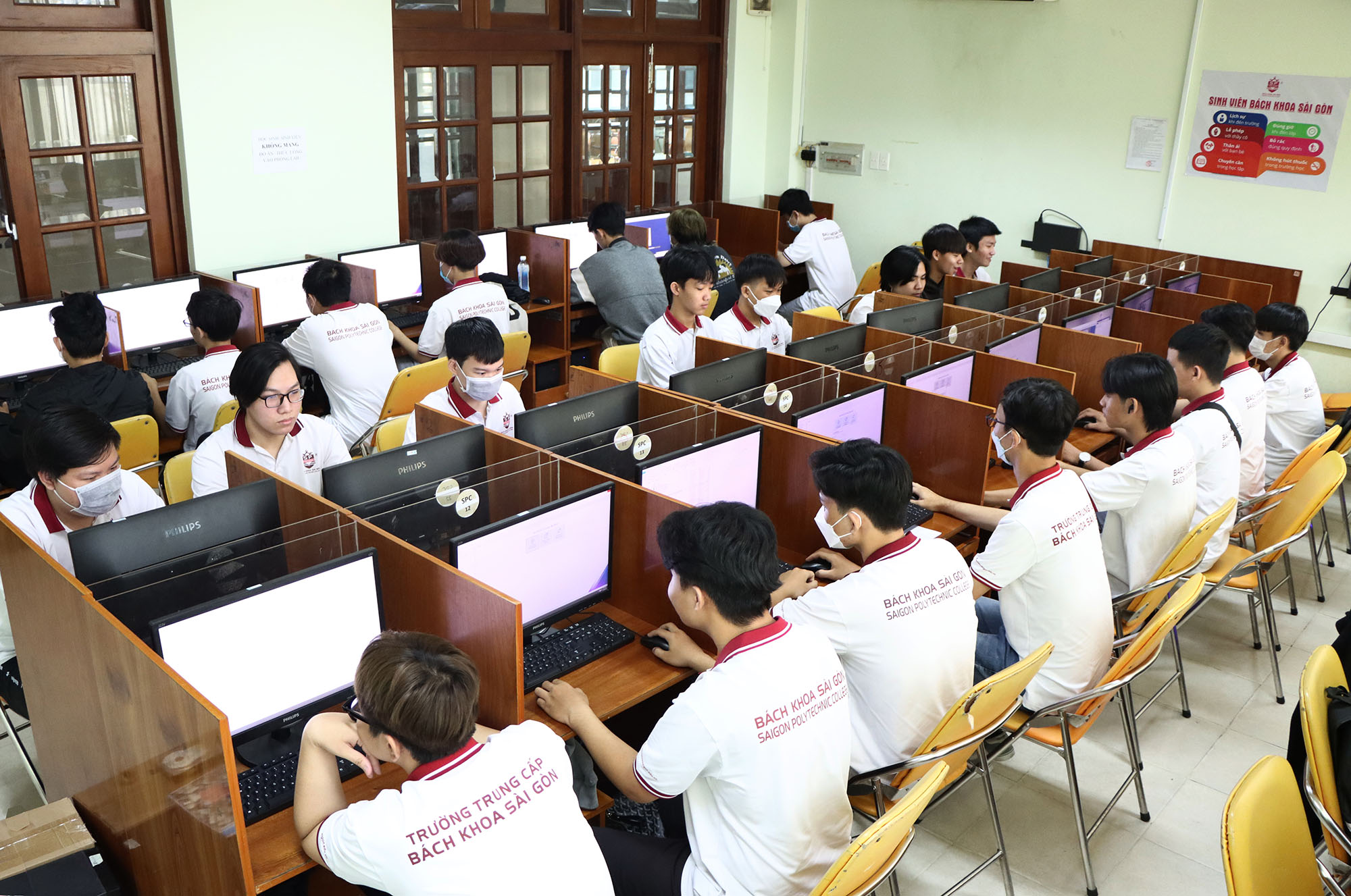 sinh viên ngành Quản trị mạng máy tính
